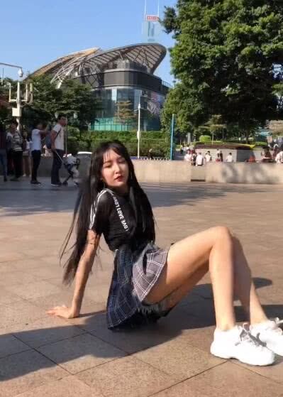 "女装大佬"艾比热舞,地上旋转尽显心酸,网友:心疼膝盖