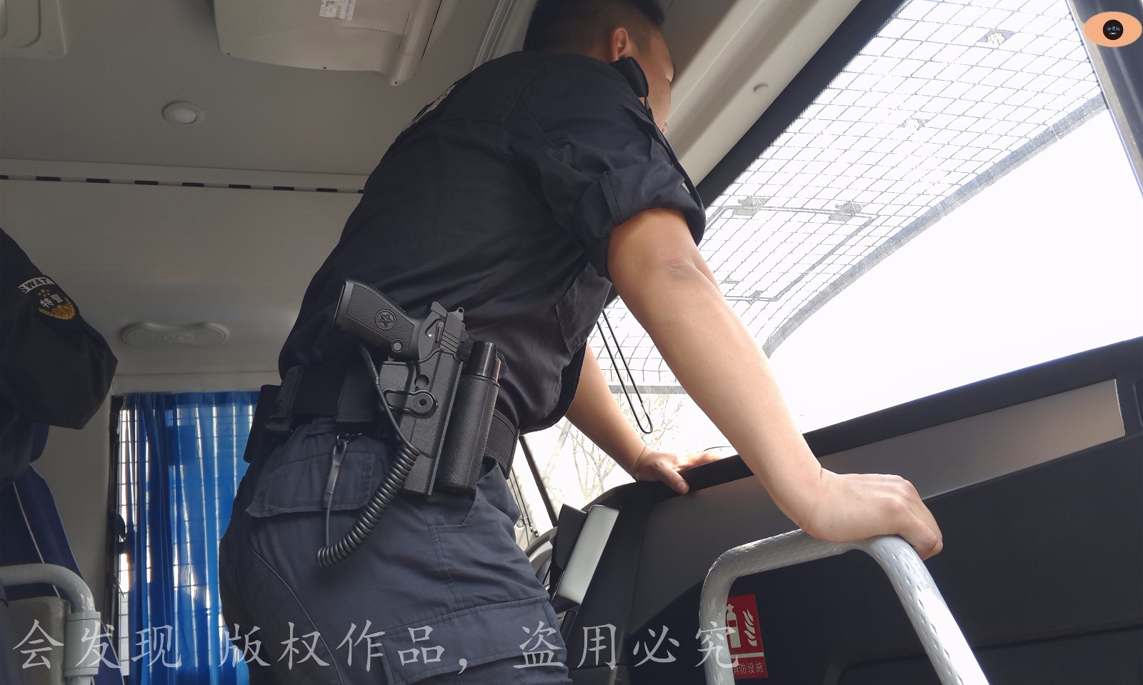 这两位特警手持钢叉,警棍保卫着一方的平安,也向他们致敬,你们辛苦了!