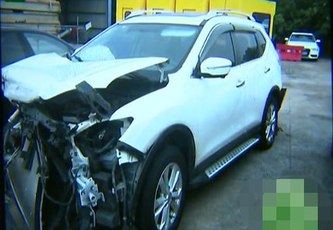 奇骏"塑料尾门"被撞飞,两伤一死孰之过?