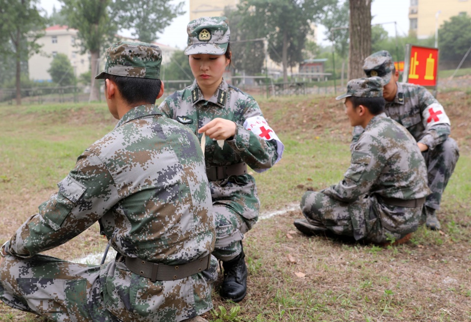 "白衣天使"沙场练兵过护士节图为考核场上的女军医董秀沉着冷静地应考