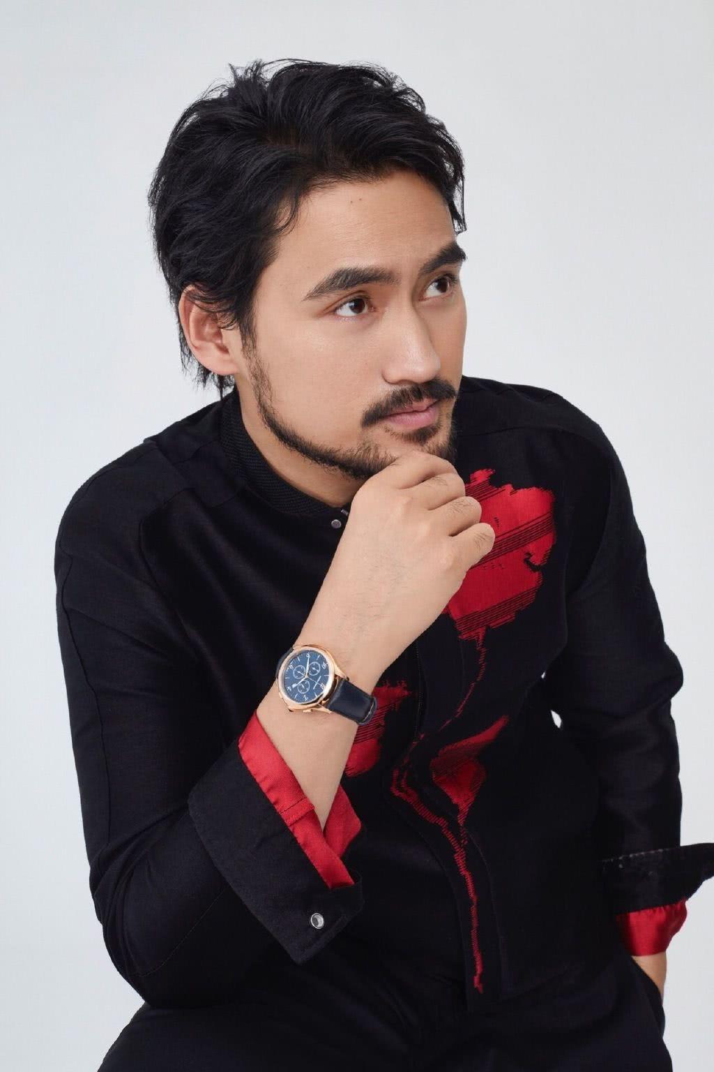 袁弘络腮胡写真出炉,35岁褪去小鲜肉面孔,画风秒变魅力大叔!