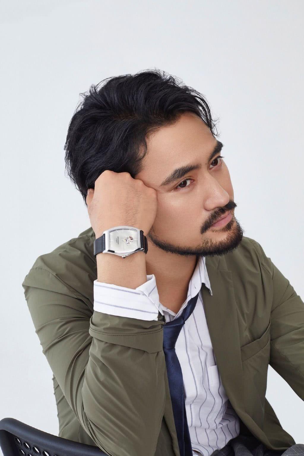 袁弘络腮胡写真出炉,35岁褪去小鲜肉面孔,画风秒变魅力大叔!