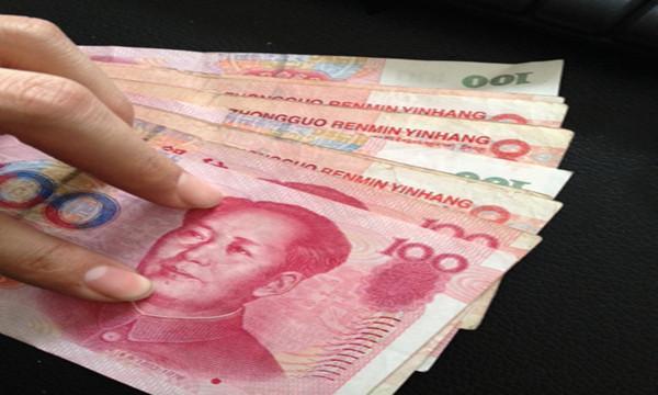 路上车子出了问题,领导现金不够,自己好心借给了他500块