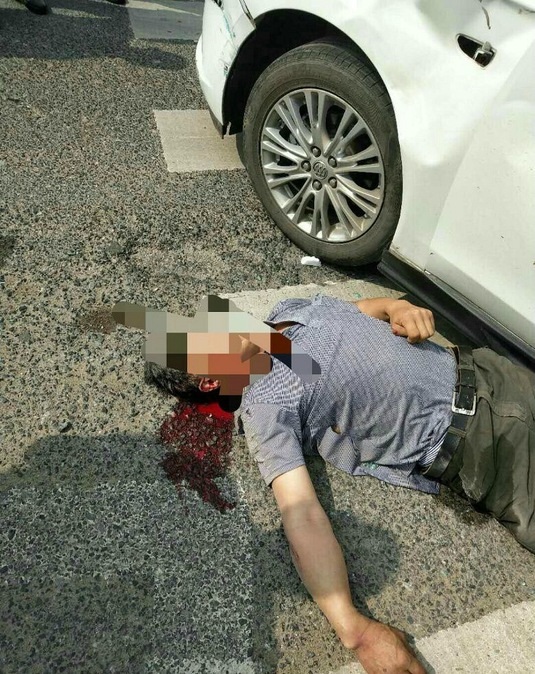 今天上午,新塍这起交通事故有点厉害!三轮车被汽车撞飞!