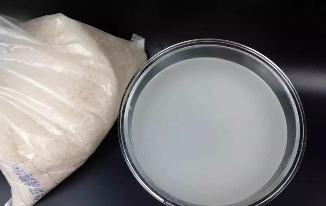 1.搜集淘米水,尽量用颜色白一些的淘米水,不要用水质太清的,肥效太小.