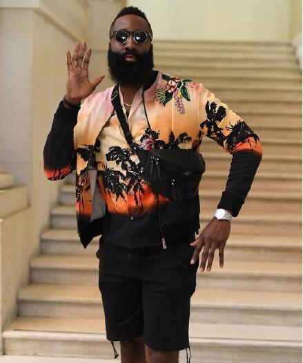 哈登出席巴黎时装周这身装扮够潮啊