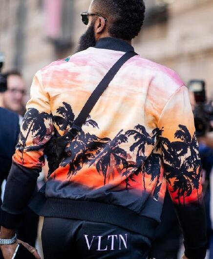 哈登出席巴黎时装周这身装扮够潮啊