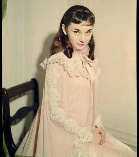 9岁父母离婚,18岁演第一部电影,她是全世界的女神却在64岁去世