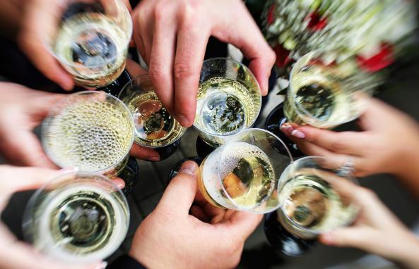 陪重要客户喝酒,这3句话一定得憋住,说出来就是给自己找麻烦