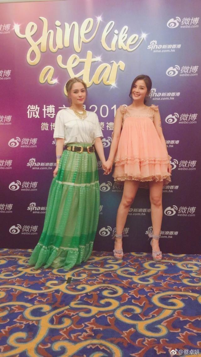 twins出席活动服装差距明显,造型师一如既往的偏心