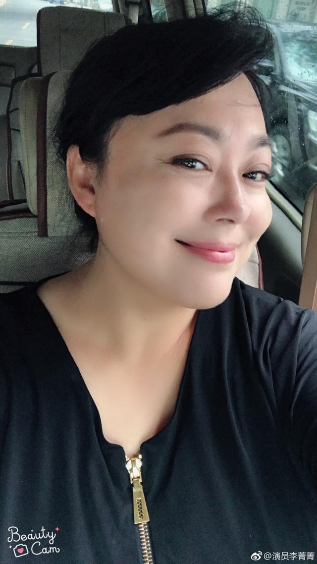 48岁李菁菁近照,保养有方活得自信优雅,女儿颜值逆袭是个小美女