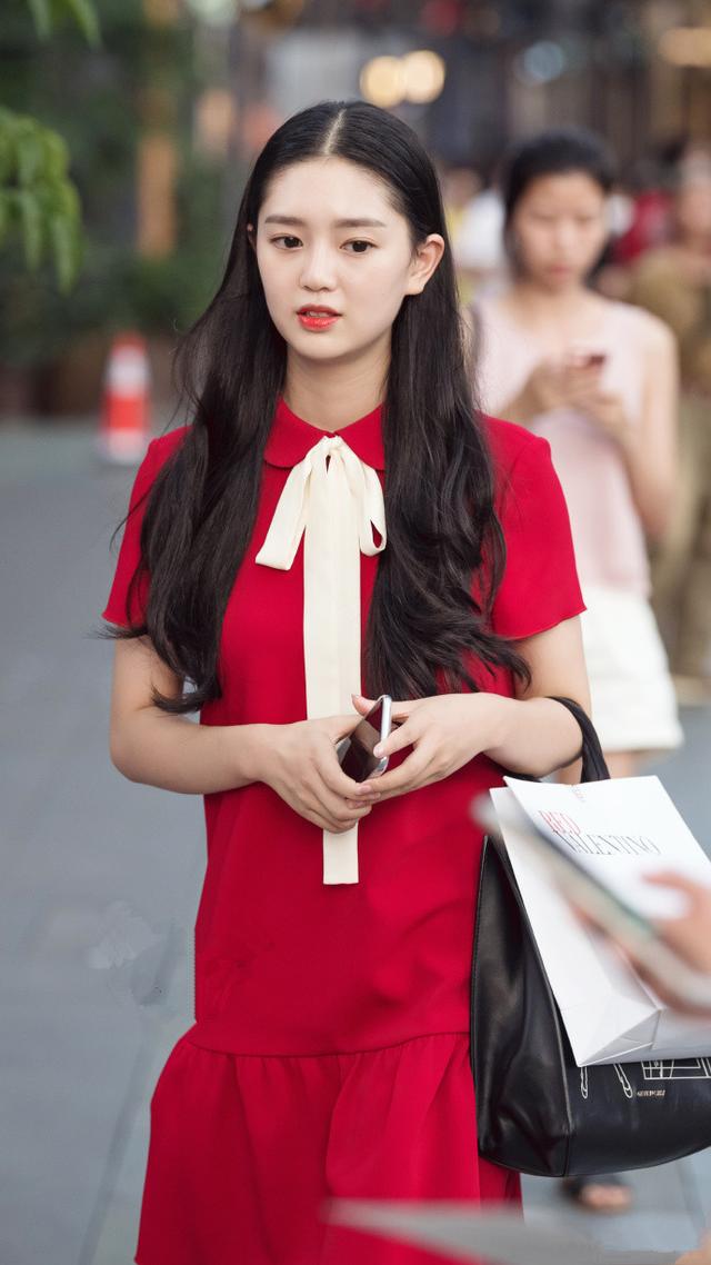 路人街拍,长相乖巧的小姐姐穿着不俗很有气质,颜值令人赏心悦目