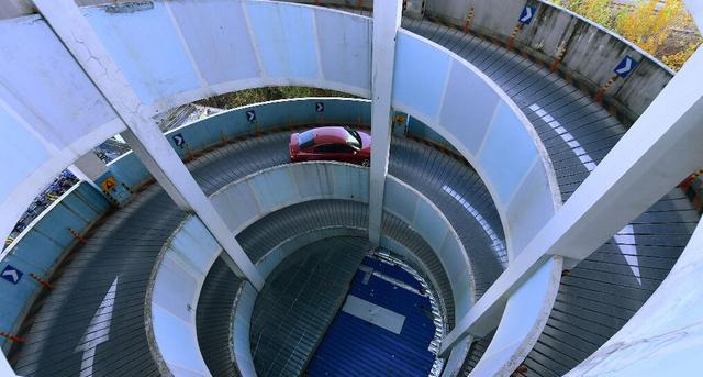 出停车场更加难,需要穿越很窄的连续螺旋形弯道,连续旋转5个360度