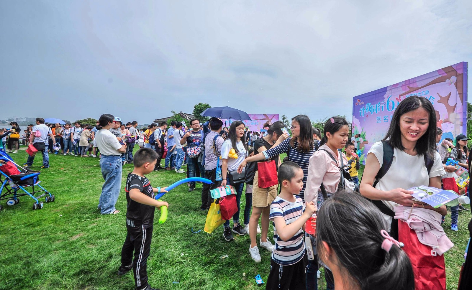 无锡鹅湖玫瑰文化园里,"六一"亲子游园会活动丰富多彩.