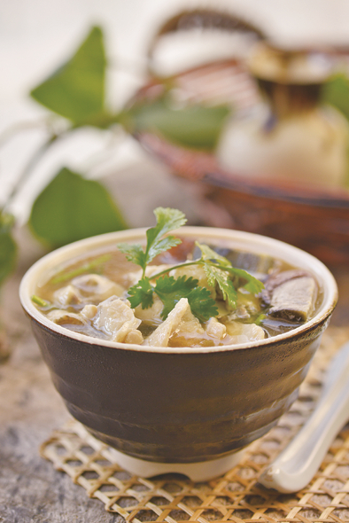 皮蛋鱼片汤鲜美的鱼片皮蛋汤咸鲜适中清爽可口