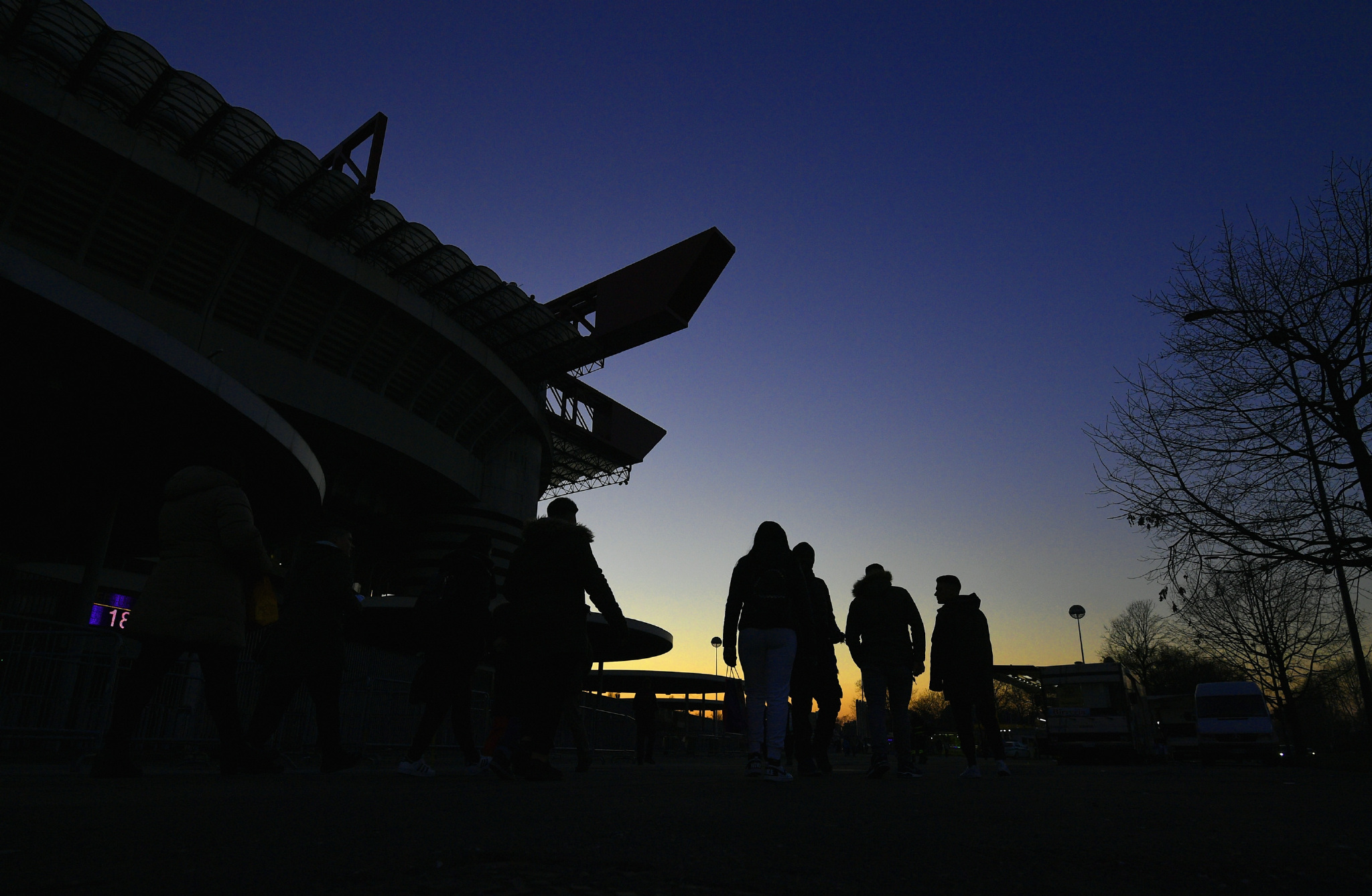 "梅阿查球场的黄昏照片你有好看的没有?"——有