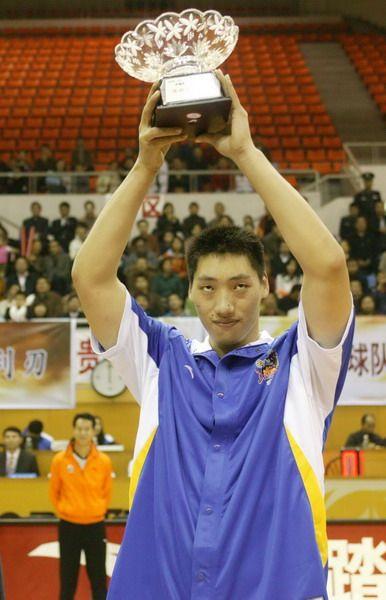 1,3次mvp可惜未尝一冠 唐正东身高2米13,体重140公斤,这身材实在太