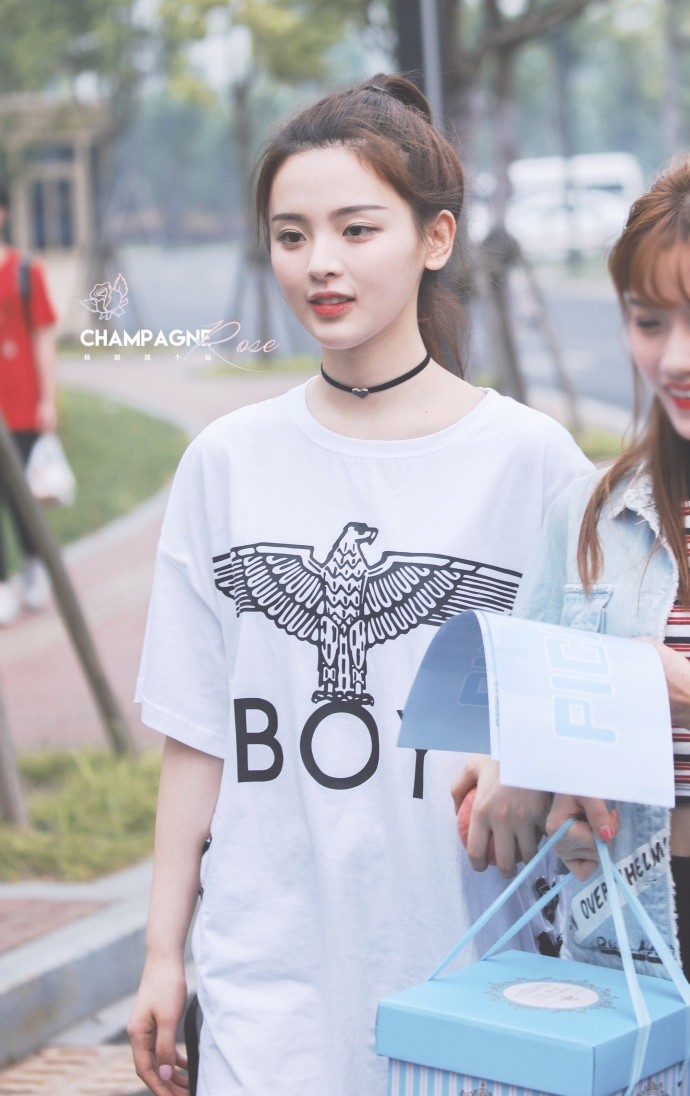 杨超越扎麻花辫穿白色t恤玩下衣消失现身,捂嘴偷笑真的好可爱!