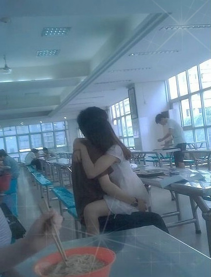 大学生在公开场合过分亲密各种不雅画面让周围同学感到不适