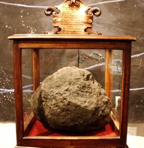 神秘的天外来客:带有宗教崇拜色彩的陨石谜团