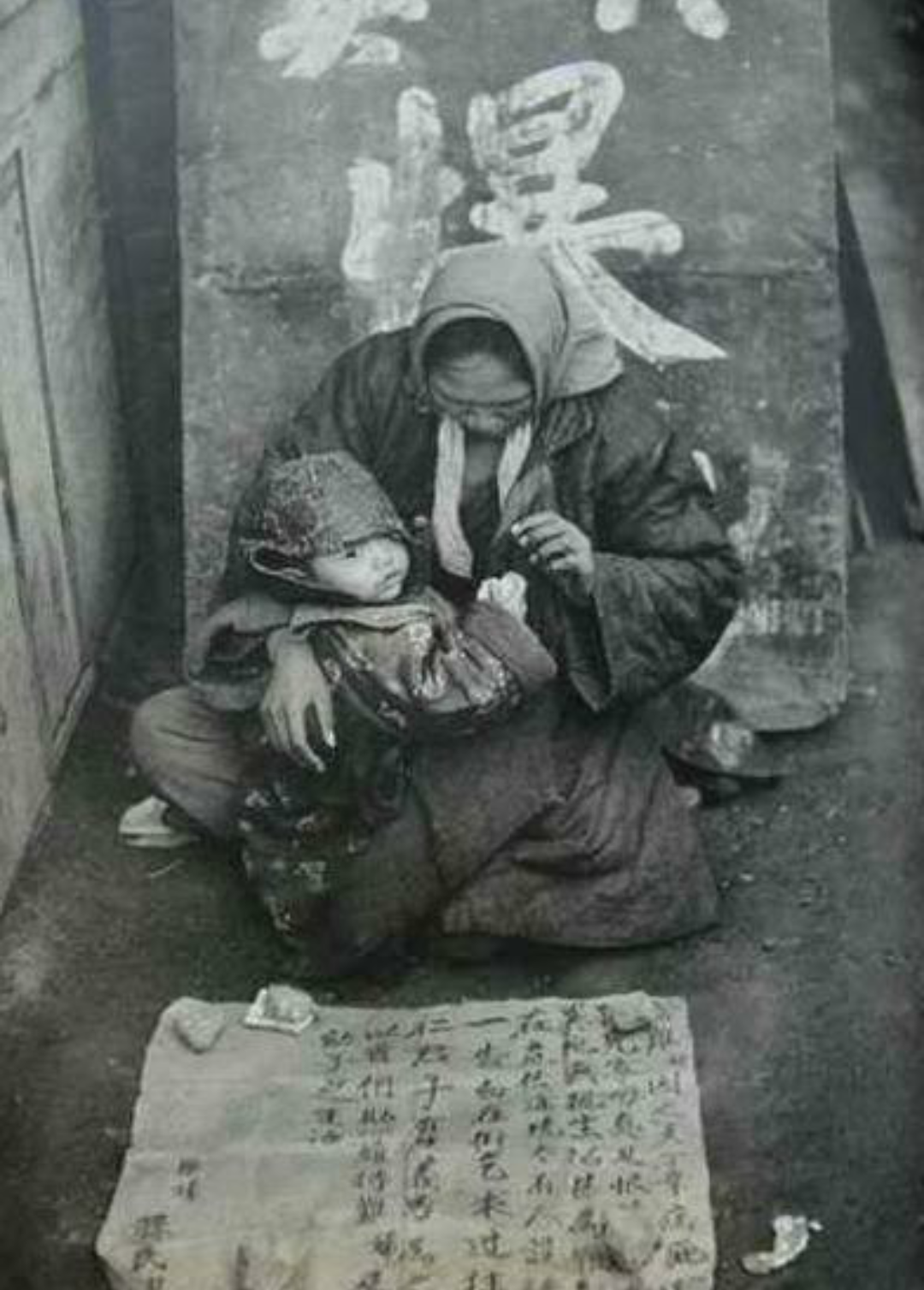 晚清真实照片,图一的修鞋匠食不果腹,图六的大户人家真牛气