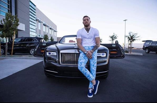 梅威瑟炫富牛逼嘴炮一只胳膊三块表飞机豪车也不含糊