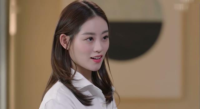 周心妍喜欢柏海,而且为了柏海一直在他身边默默等待着,希望能有一天