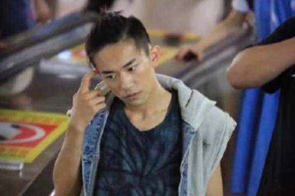 里面还是比较清纯的打扮,易烊千玺就是恰恰相反了,海报的板寸头出来后