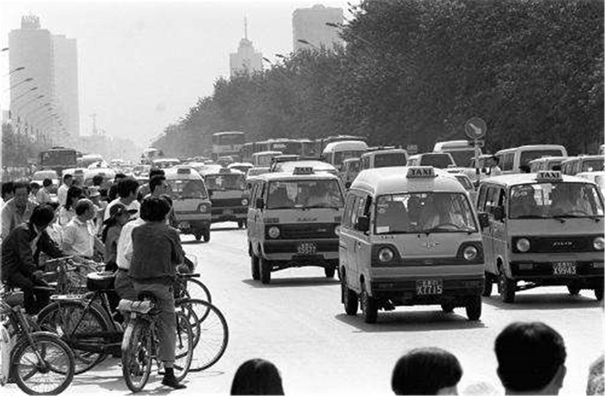 城市内出现了各色的出租车,最有名的莫过于90年代北京的标志之一