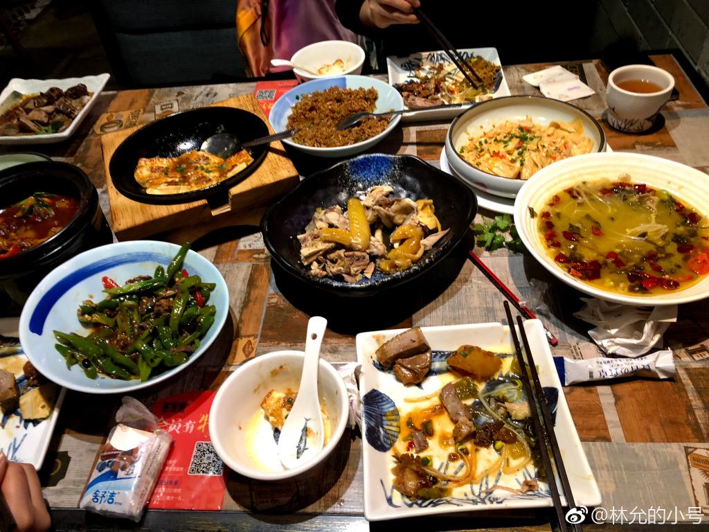 林允瘦10斤后,在小号晒吃一桌美食,网友:不怕长肉?