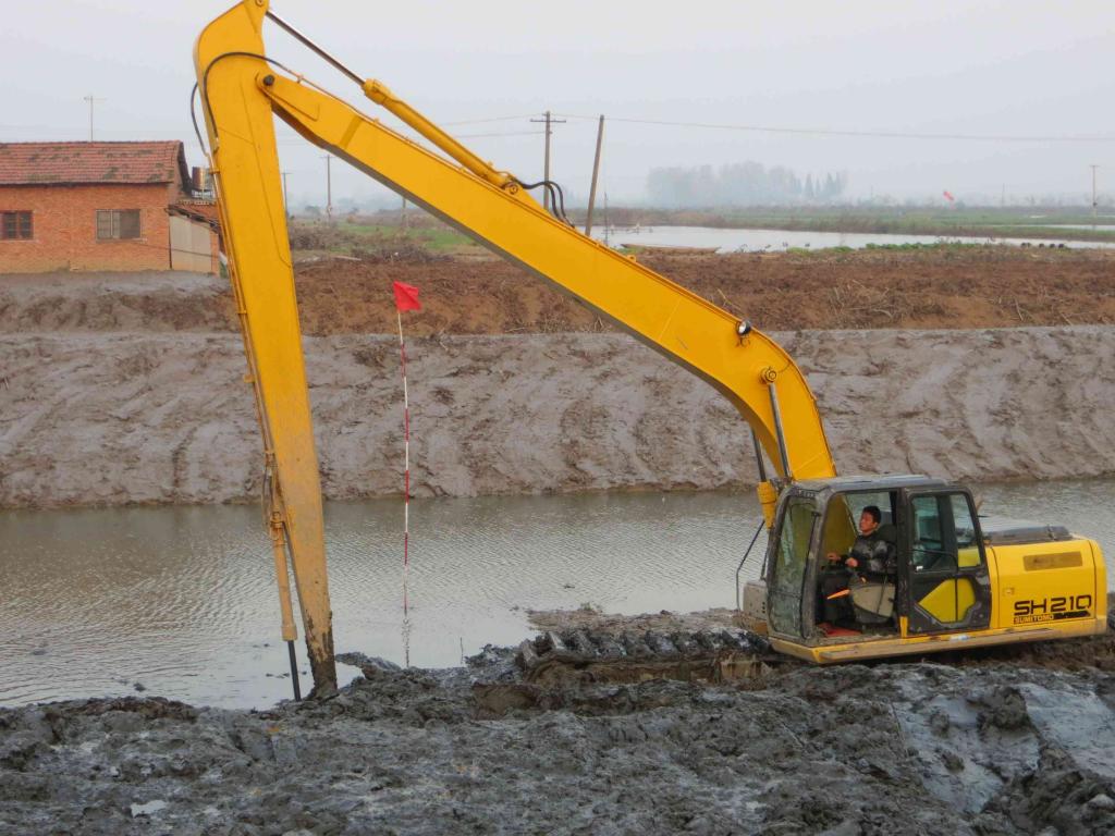 几十吨重的挖掘机上楼顶作业图传遍朋友圈,它到底是如何上去的?