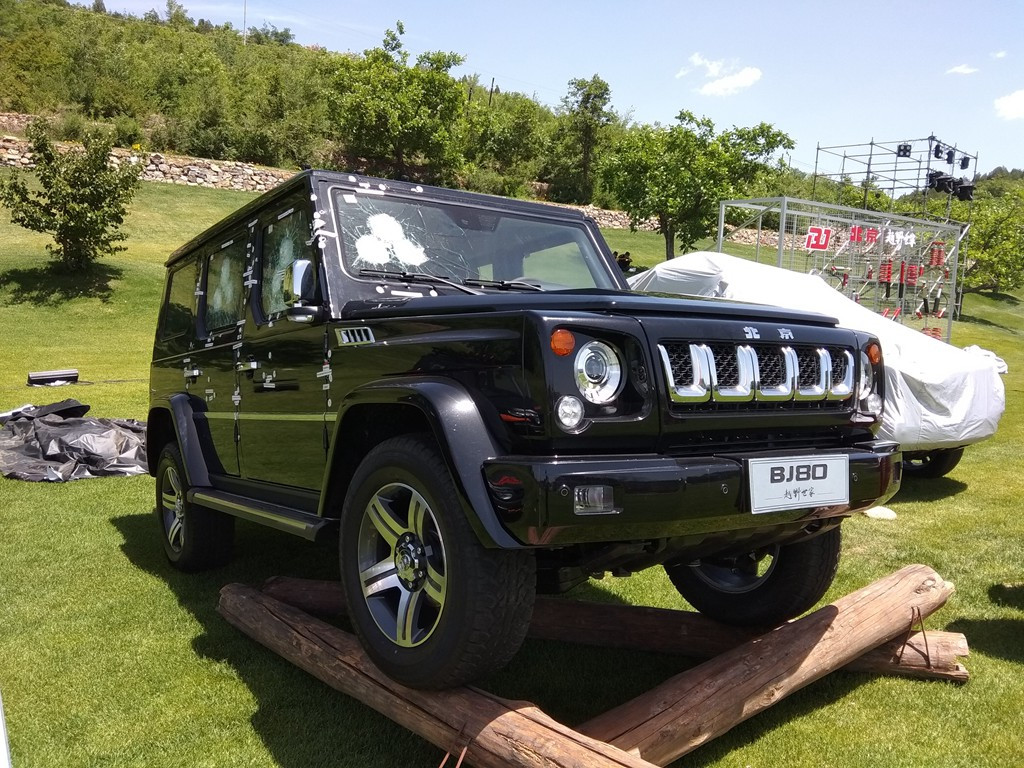 北京bj80防弹车测试实拍图 浑身弹孔但没打穿__财经头条