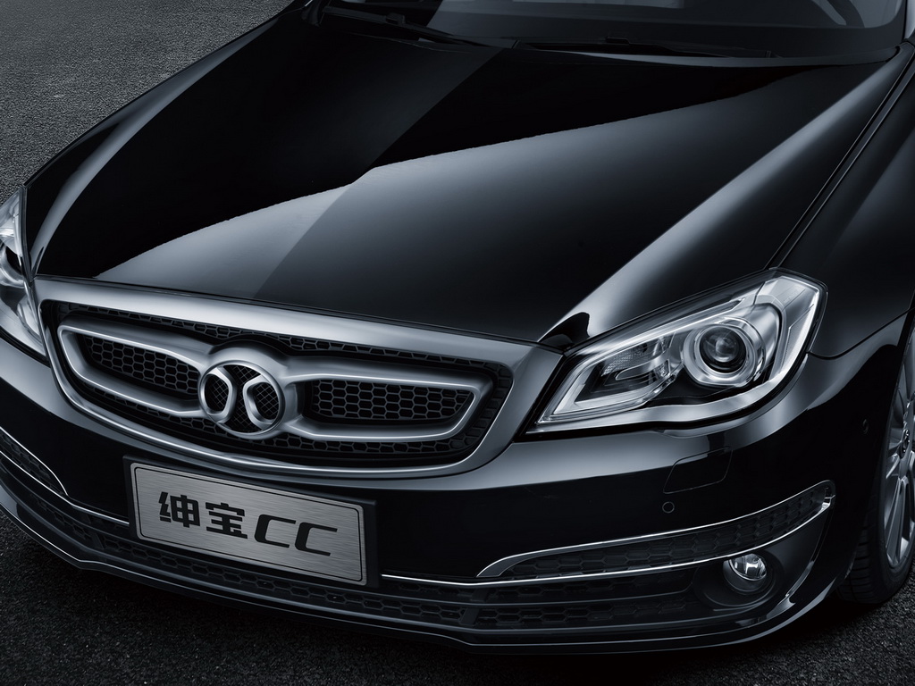 绅宝d80与在售的d70近似,但绅宝d80前杠下方贯通式的格栅带,细长的