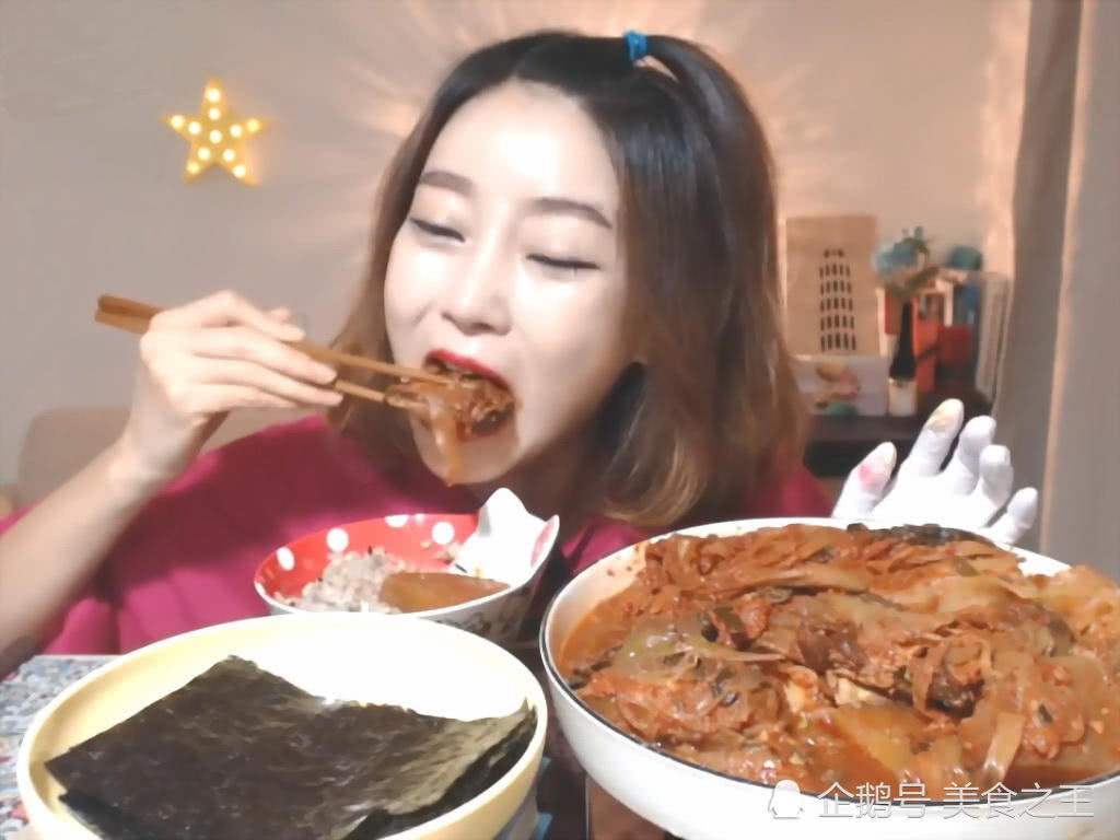 宽粉小姐姐吃大盆泡菜,大口吃超满足,网友:看着好心酸