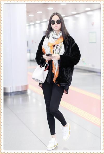 张梓琳机场秀长腿,却被双下巴抢镜,网友:世界小姐也不过如此啊