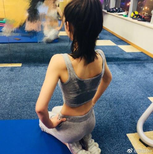 国民妹妹邢菲晒健身照,拥有最美腹肌的她,被闺蜜吐槽腹肌不规则