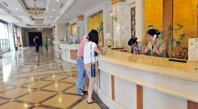 为何前台不欢迎深夜来开房的女生总算是知道了！|前台|女生|酒店_新浪新闻