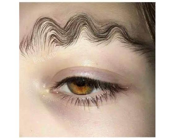 我必须用遮瑕膏遮住自己的眉毛!