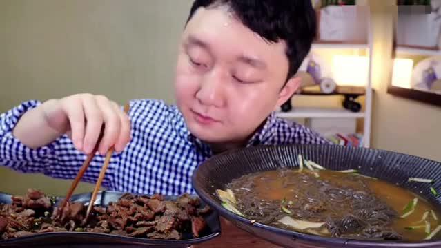 韩国塔屋房小哥吃播,吃肉和粉丝,这吃相多久没