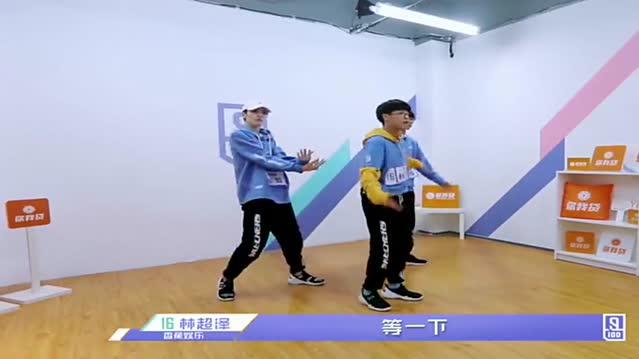 林超泽被灵超的拥抱给吓到,林彦俊说:冷静点,以