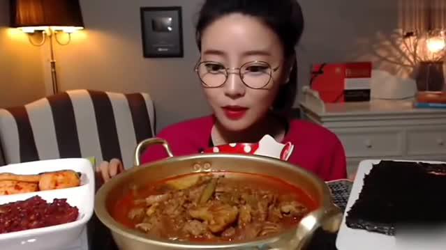 韩国大胃王欧尼吃辣白菜猪肉汤,配上辣萝卜 辣酱,看着很馋人!