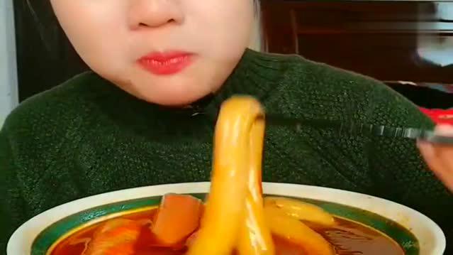 韩国大胃王吃热狗,听声音都觉得饿了,吃得太香了吧!