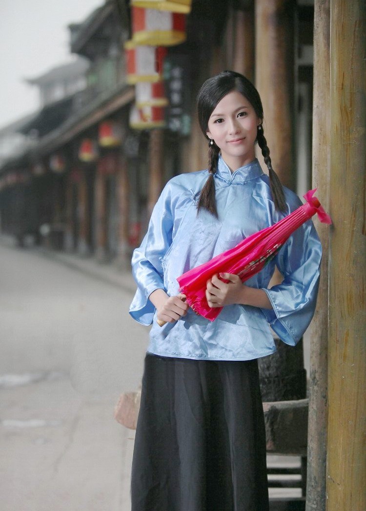 一个有着旧时代风情的小辫子姑娘