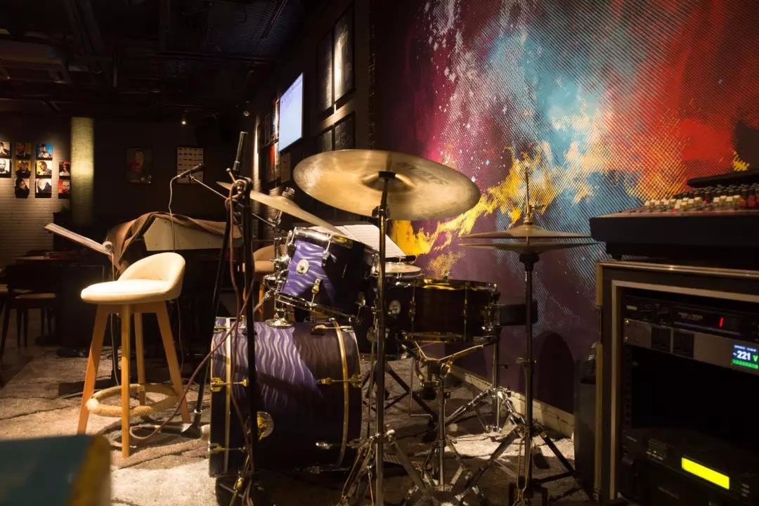 严格来说,这是一家"不得体"的酒吧,没有lounge bar的高贵而深沉,没有