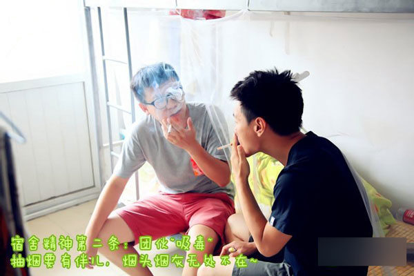 翰思美油提醒:在宿舍里抽烟不仅容易引发火灾,造成安全隐患,而且抽烟