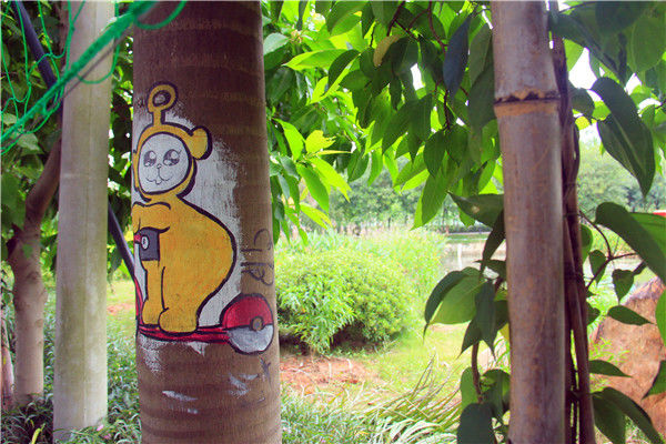 东莞这个农庄让游客在树上绘画,避免了刻上"到此一游"