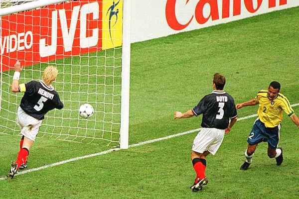 只因踢进一个乌龙球,回国后身中12枪身亡,看完给国足捏一把汗