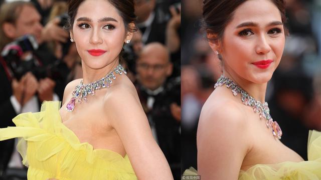 1米7身高的chompoo,颜值超高,而且身材很火辣,丰满的事业线,为她的