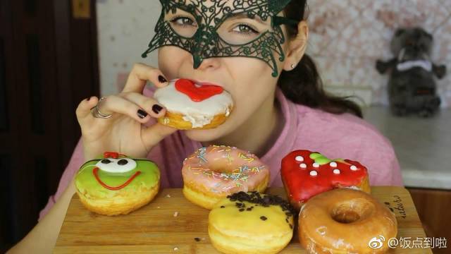 俄罗斯蒙面女子,吃甜甜圈,轻声细语,细嚼慢咽,这声音听着真舒服!