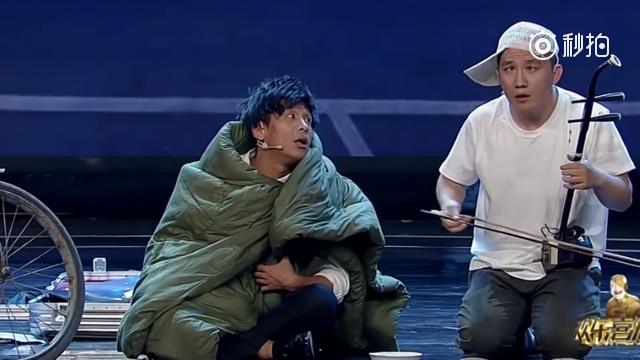 小品:《镖师 》美女张小斐饰演劫匪,小劈叉了!